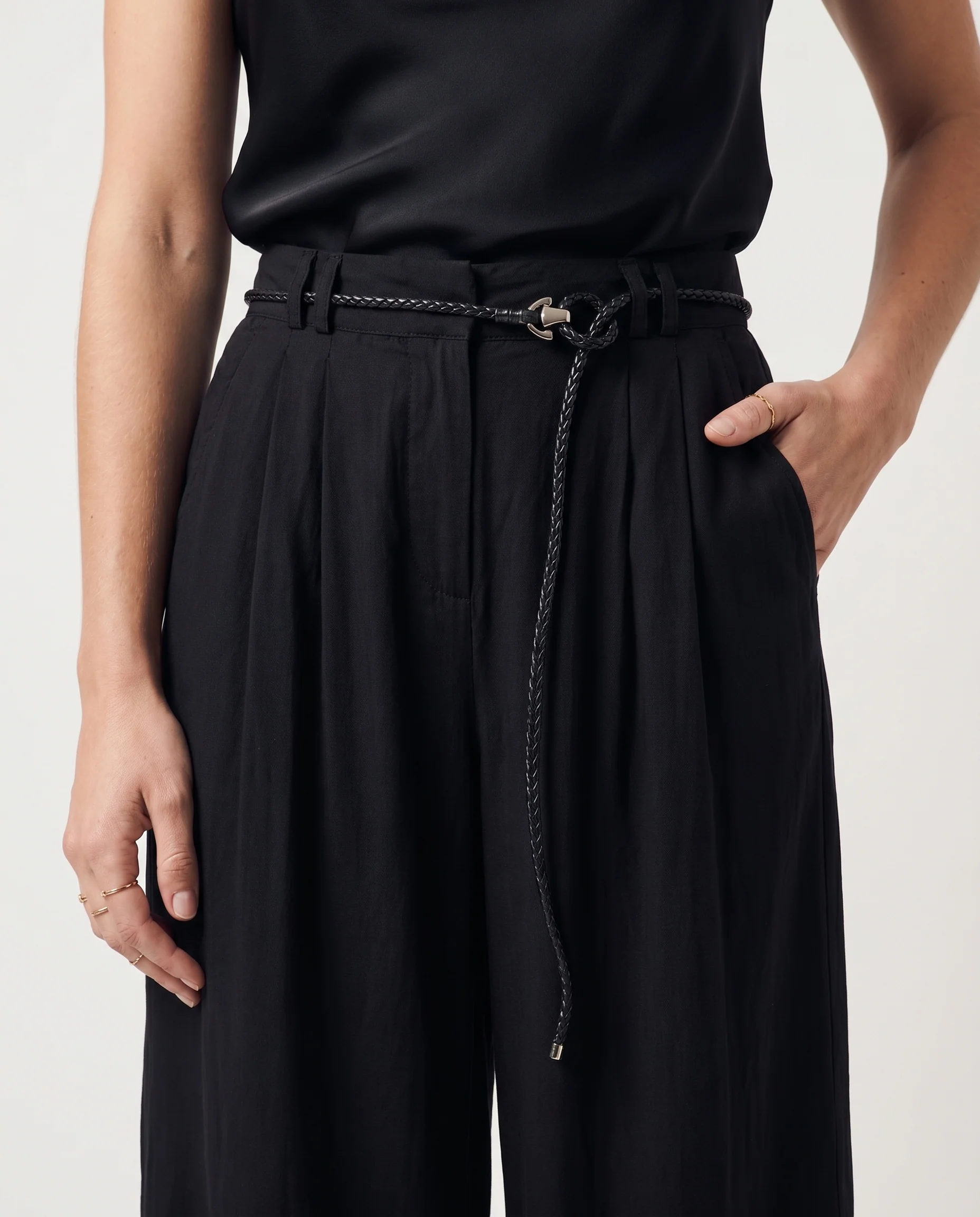 Pleated Wide-Leg Pants Black - Image 4